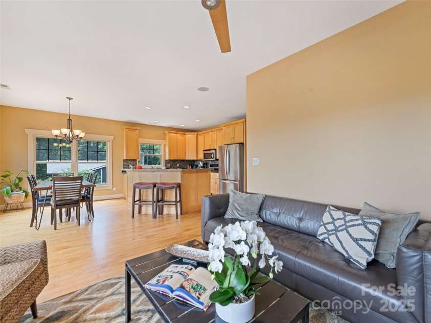 32 Grandview Drive, Asheville, NC 28806.  MLS# CAR4281577, YatesRealty ID 34778. 