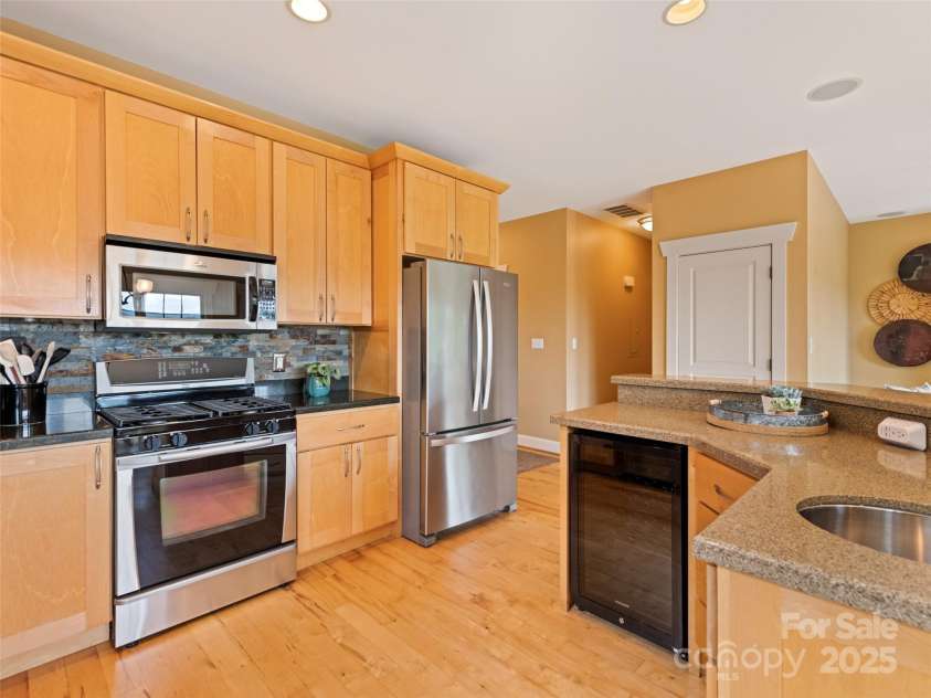 32 Grandview Drive, Asheville, NC 28806.  MLS# CAR4281577, YatesRealty ID 34778. 