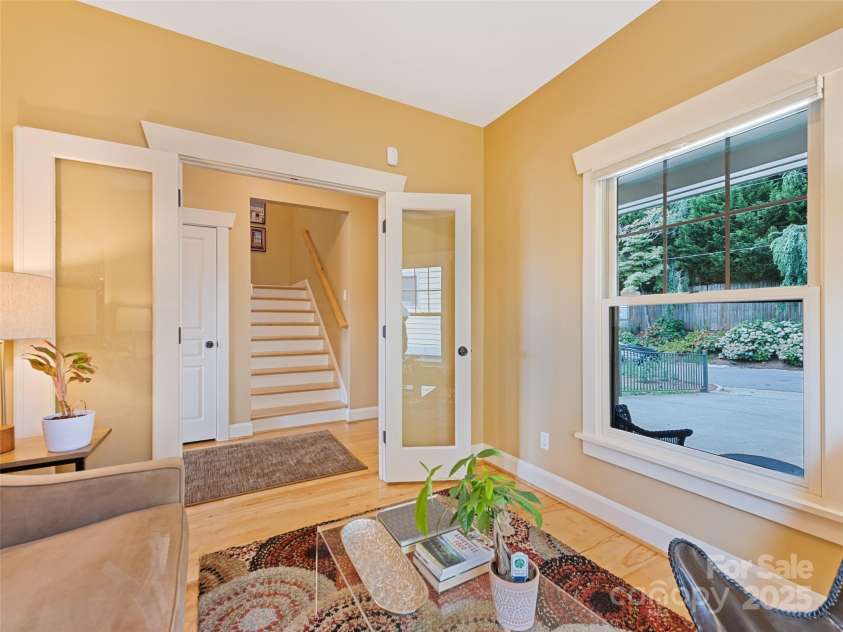 32 Grandview Drive, Asheville, NC 28806.  MLS# CAR4281577, YatesRealty ID 34778. 