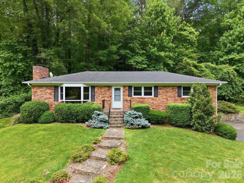 22 Mayfair Drive, Candler, NC 28715.  MLS# CAR4391102, YatesRealty ID 34782. Welcome to 22 Mayfair Dr.