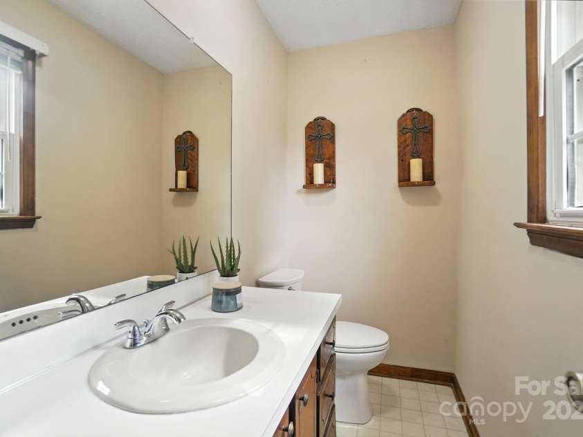 1751 Buffalo Shoals Road, Statesville, NC 28677.  MLS# CAR4293202, YatesRealty ID 34783. Master 1/2 bath