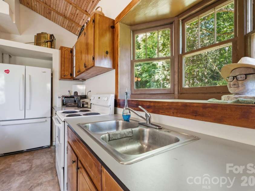 583 Dark Ridge Road, Sylva, NC 28779.  MLS# CAR4394353, YatesRealty ID 34785. Double sink and spacious double door refrigerator
