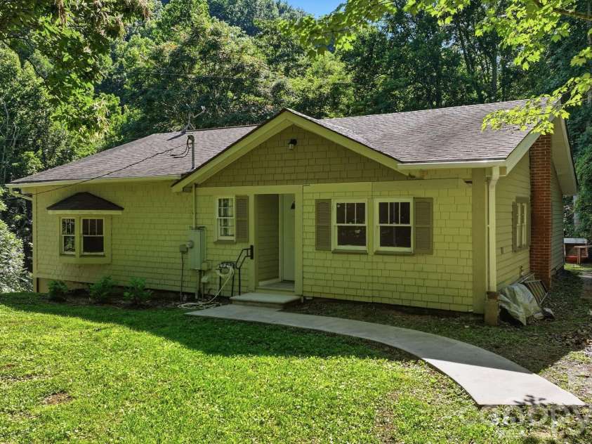 583 Dark Ridge Road, Sylva, NC 28779.  MLS# CAR4394353, YatesRealty ID 34785. Front of home