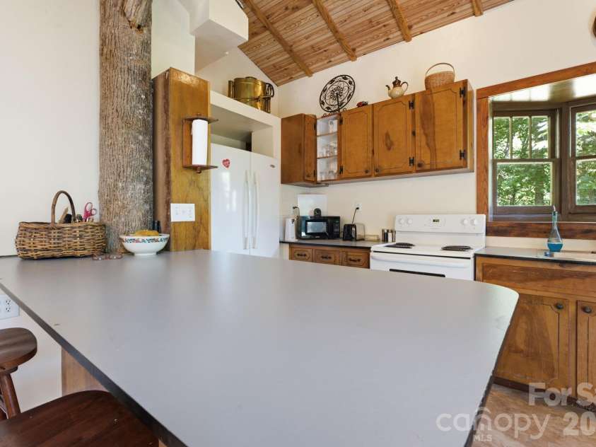 583 Dark Ridge Road, Sylva, NC 28779.  MLS# CAR4394353, YatesRealty ID 34785. Large kitchen peninsula for dining, working or enjoying your morning coffee
