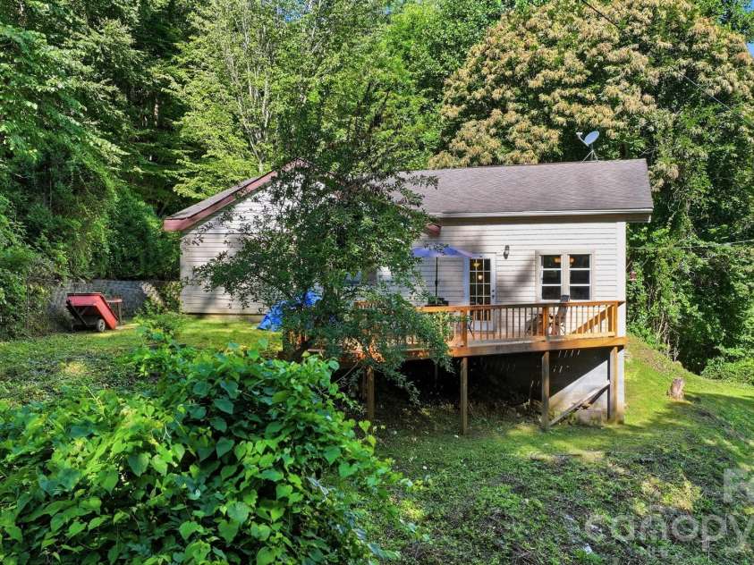 583 Dark Ridge Road, Sylva, NC 28779.  MLS# CAR4394353, YatesRealty ID 34785. Side of home with large deck