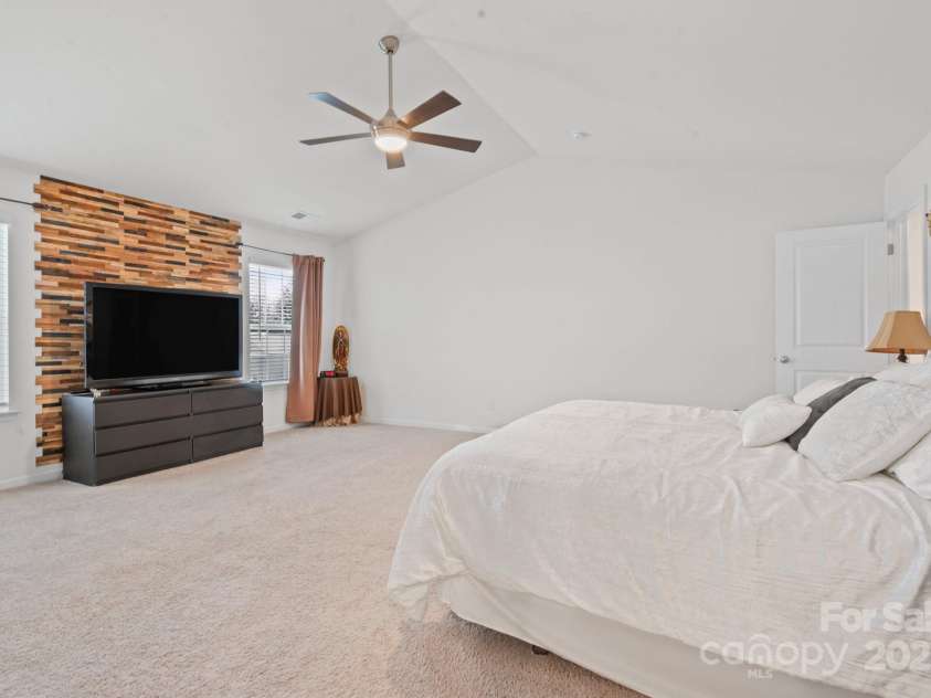919 Rock Haven Drive, Charlotte, NC 28216.  MLS# CAR4291473, YatesRealty ID 34786. 