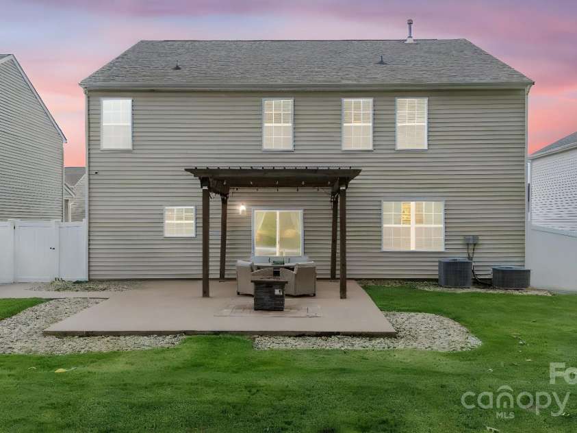 919 Rock Haven Drive, Charlotte, NC 28216.  MLS# CAR4291473, YatesRealty ID 34786. 