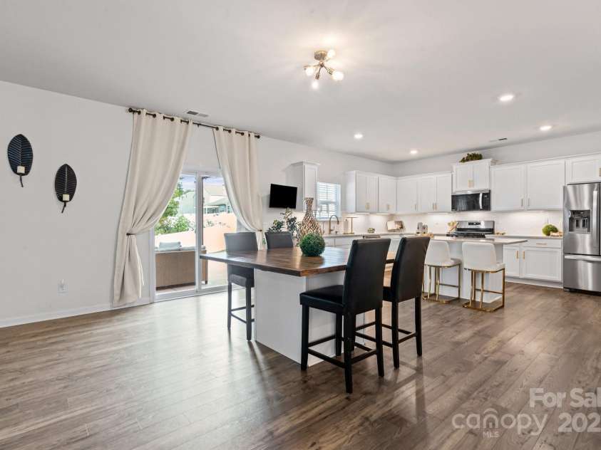 919 Rock Haven Drive, Charlotte, NC 28216.  MLS# CAR4291473, YatesRealty ID 34786. Breakfast area