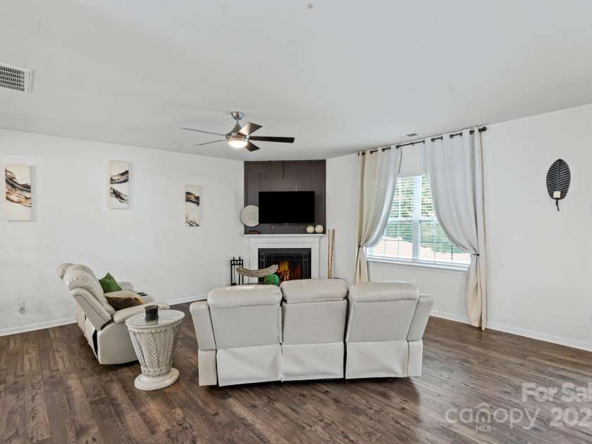 919 Rock Haven Drive, Charlotte, NC 28216.  MLS# CAR4291473, YatesRealty ID 34786. Living Room