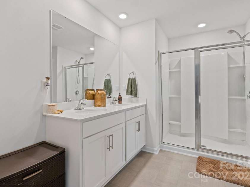 919 Rock Haven Drive, Charlotte, NC 28216.  MLS# CAR4291473, YatesRealty ID 34786. Primary bath