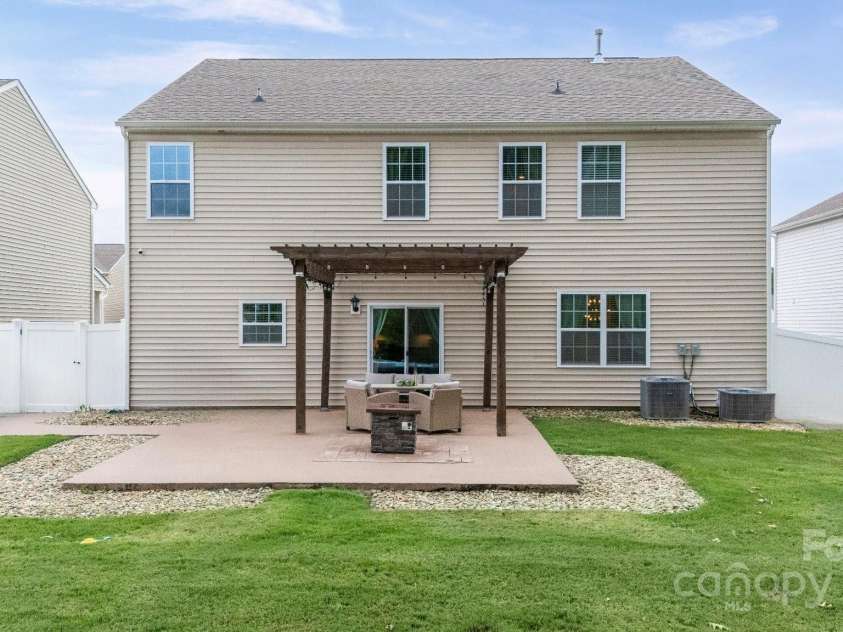 919 Rock Haven Drive, Charlotte, NC 28216.  MLS# CAR4291473, YatesRealty ID 34786. Rear yard