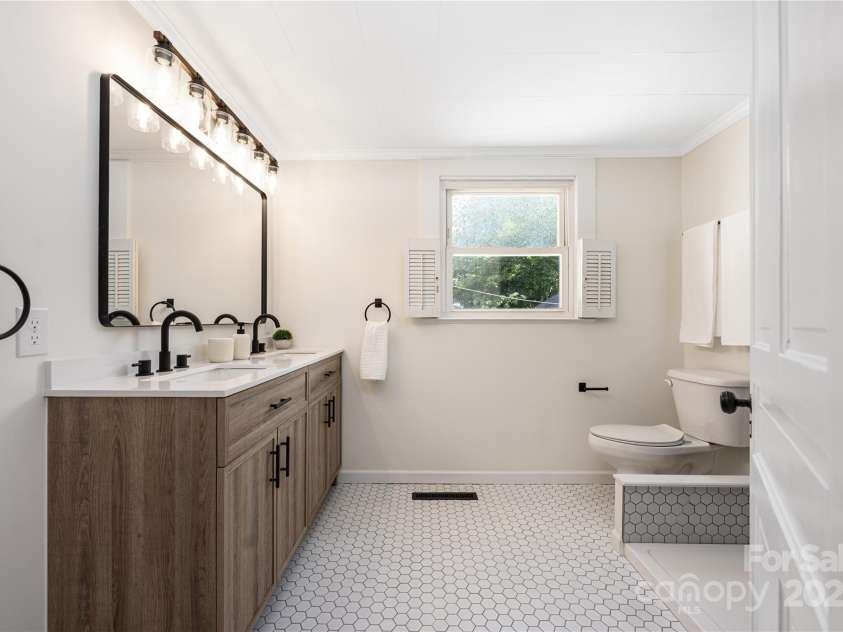 619 Oak Street, Mooresville, NC 28115.  MLS# CAR4274443, YatesRealty ID 34787. 