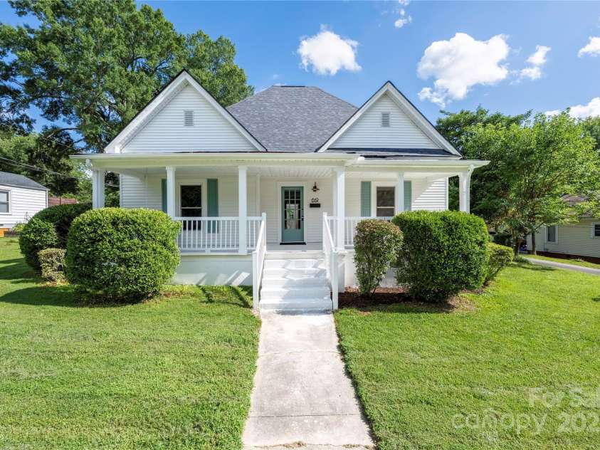 619 Oak Street, Mooresville, NC 28115.  MLS# CAR4274443, YatesRealty ID 34787. Font of the house