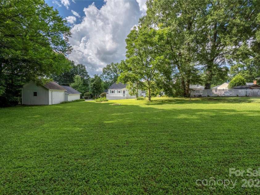 619 Oak Street, Mooresville, NC 28115.  MLS# CAR4274443, YatesRealty ID 34787. Yard