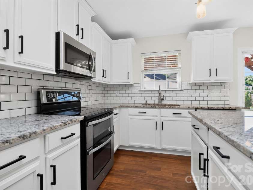 2043 Grimley Lane, Fort Mill, SC 29707.  MLS# CAR4397584, YatesRealty ID 34788. Granite countertops and backsplash 