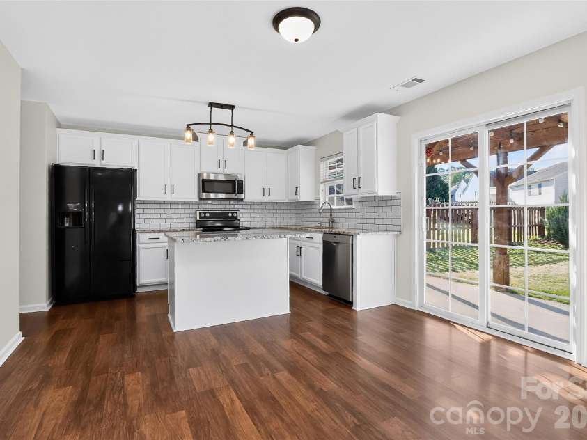 2043 Grimley Lane, Fort Mill, SC 29707.  MLS# CAR4397584, YatesRealty ID 34788. Kitchen and breakfast nook