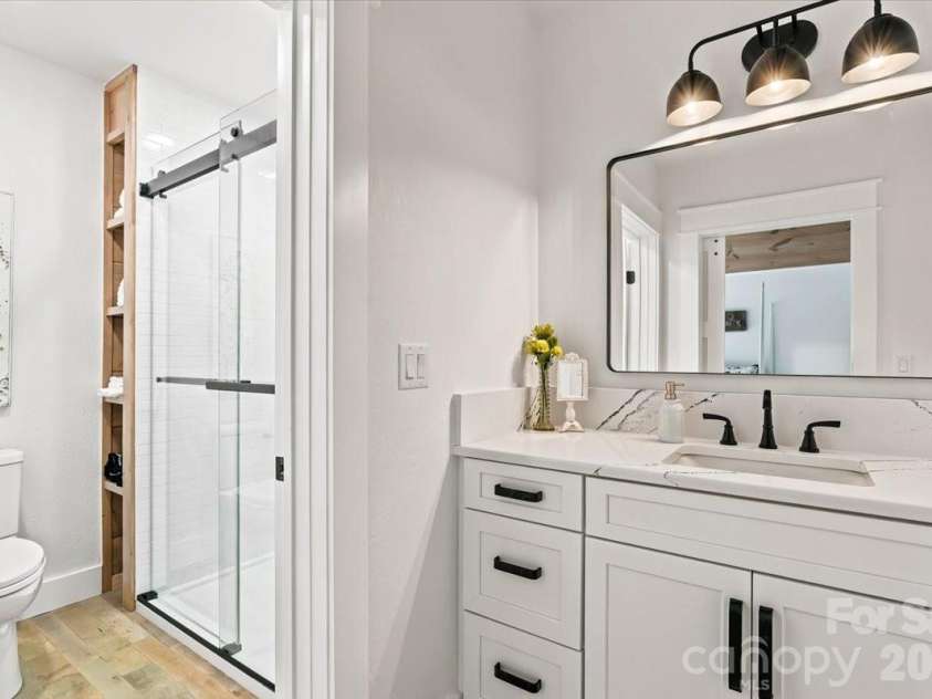 241 Ataya Trail, Maggie Valley, NC 28751.  MLS# CAR4397152, YatesRealty ID 34790. Upstairs Secondary bathroom