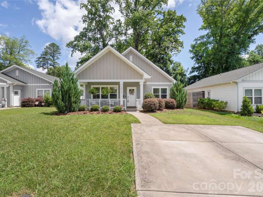 1613 Newcastle Street, Charlotte, NC 28216.  MLS# CAR4393517, YatesRealty ID 34793. 