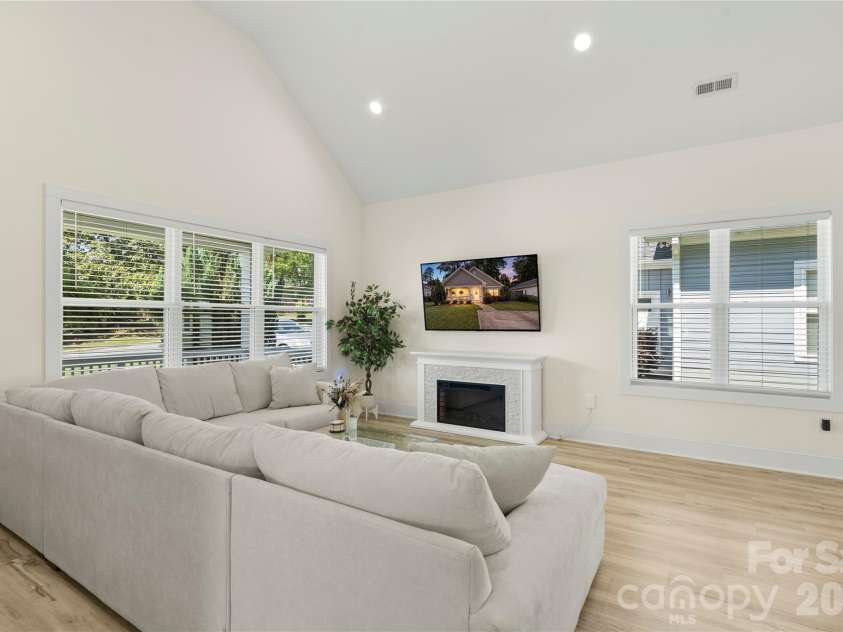 1613 Newcastle Street, Charlotte, NC 28216.  MLS# CAR4393517, YatesRealty ID 34793. 