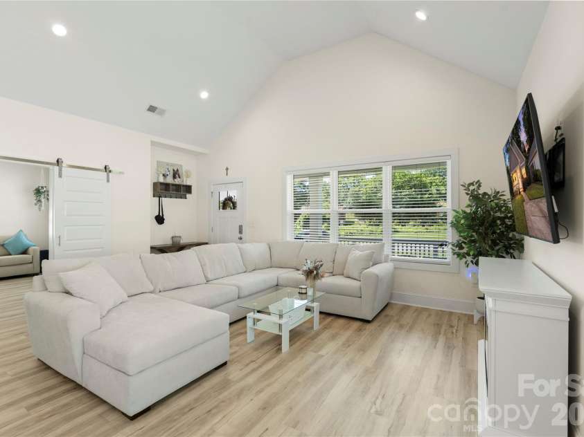1613 Newcastle Street, Charlotte, NC 28216.  MLS# CAR4393517, YatesRealty ID 34793. 