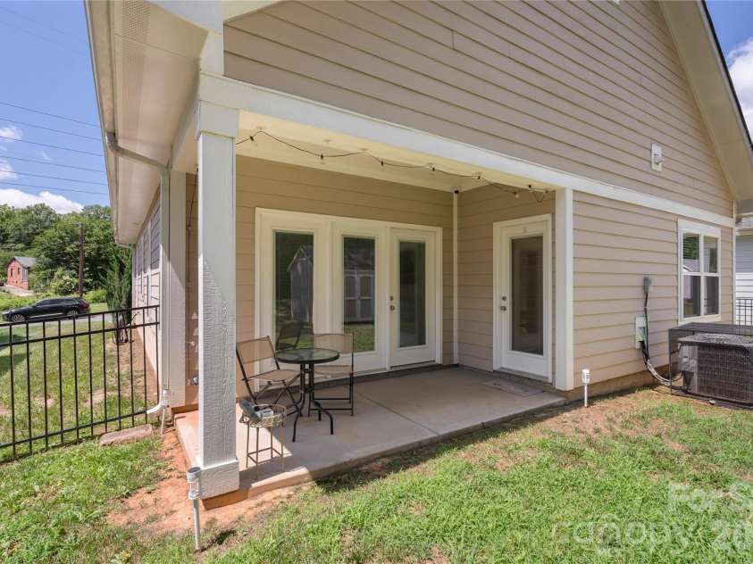 1613 Newcastle Street, Charlotte, NC 28216.  MLS# CAR4393517, YatesRealty ID 34793. 