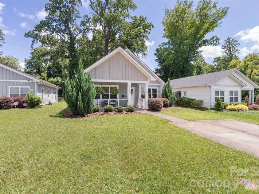 1613 Newcastle Street, Charlotte, NC 28216.  MLS# CAR4393517, YatesRealty ID 34793. 