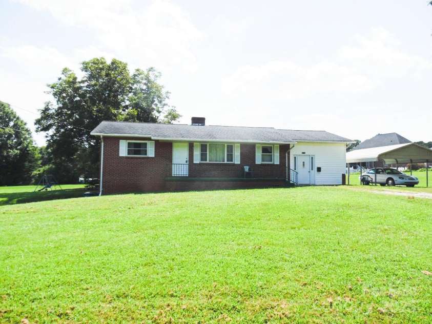 2014 31st Avenue Avenue, Hickory, NC 28601.  MLS# CAR4296276, YatesRealty ID 34797. 