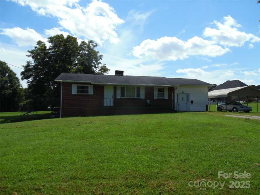 2014 31st Avenue Avenue, Hickory, NC 28601.  MLS# CAR4296276, YatesRealty ID 34797. 