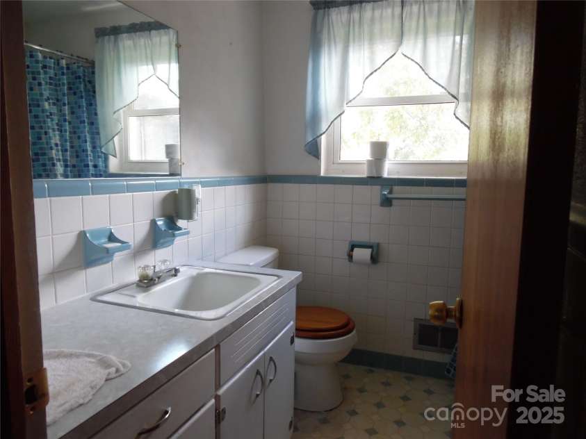 2014 31st Avenue Avenue, Hickory, NC 28601.  MLS# CAR4296276, YatesRealty ID 34797. 