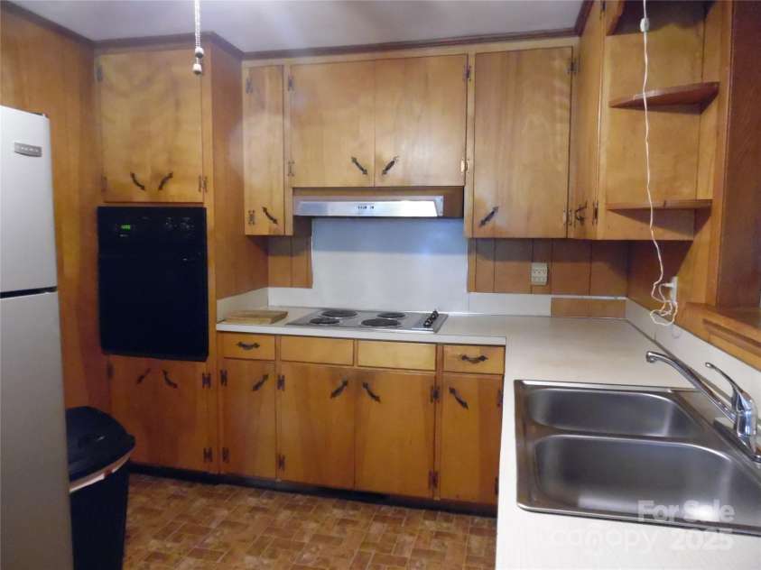 2014 31st Avenue Avenue, Hickory, NC 28601.  MLS# CAR4296276, YatesRealty ID 34797. 