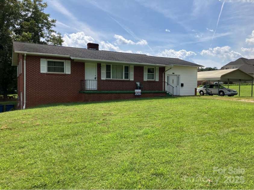 2014 31st Avenue Avenue, Hickory, NC 28601.  MLS# CAR4296276, YatesRealty ID 34797. 