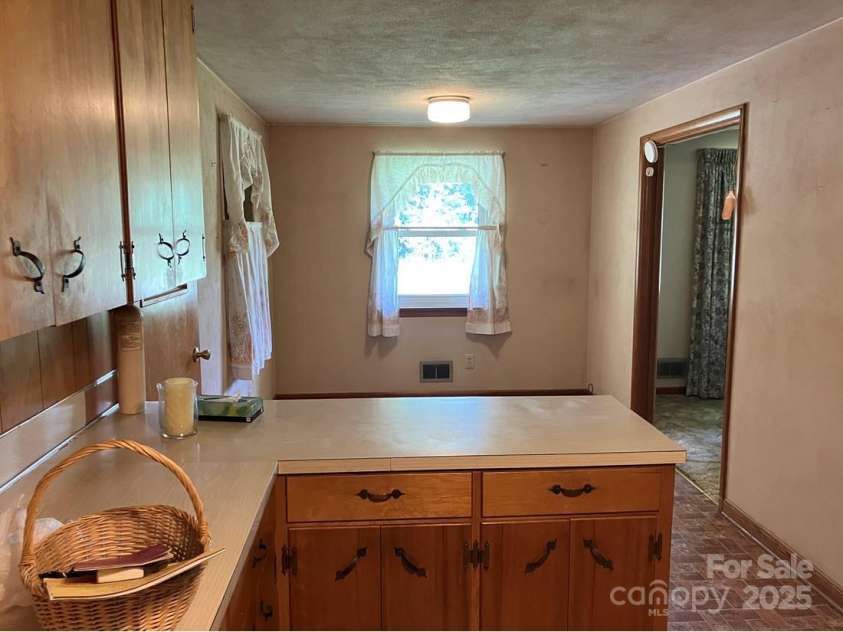 2014 31st Avenue Avenue, Hickory, NC 28601.  MLS# CAR4296276, YatesRealty ID 34797. 