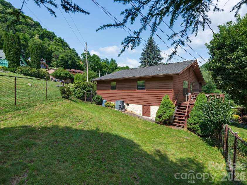 85 Hillcrest Road, Maggie Valley, NC 28751.  MLS# CAR4398750, YatesRealty ID 34797. 