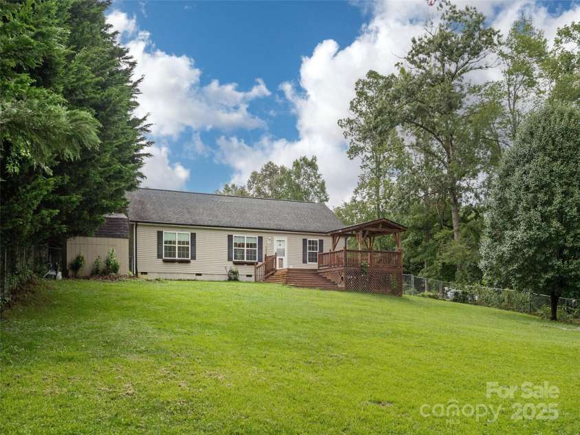 15 Starling Way, Hendersonville, NC 28792.  MLS# CAR4289401, YatesRealty ID 34799. 