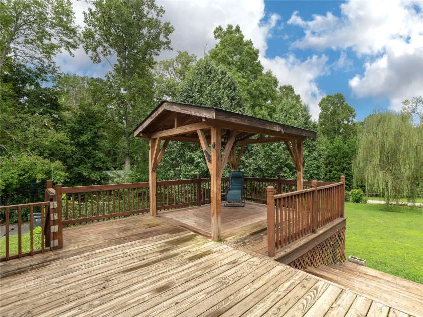 15 Starling Way, Hendersonville, NC 28792.  MLS# CAR4289401, YatesRealty ID 34799. 