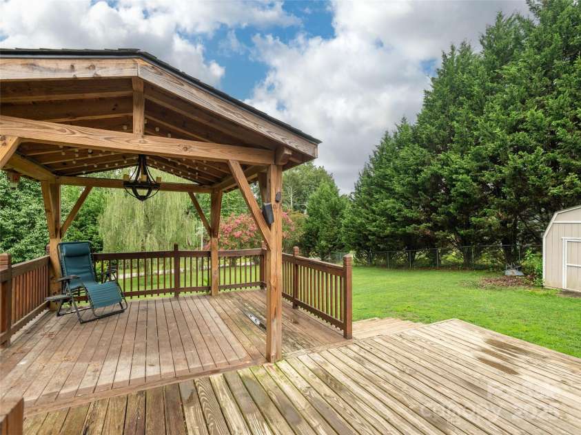 15 Starling Way, Hendersonville, NC 28792.  MLS# CAR4289401, YatesRealty ID 34799. 