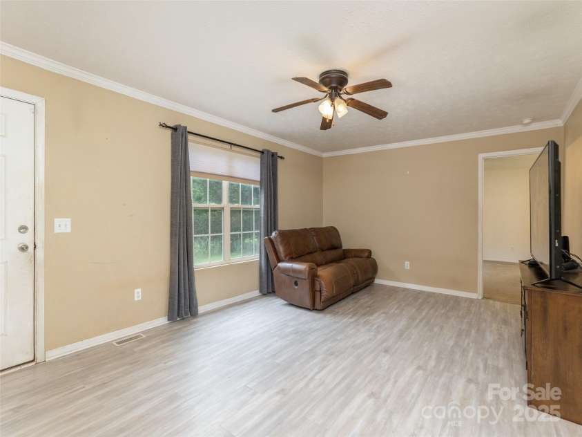15 Starling Way, Hendersonville, NC 28792.  MLS# CAR4289401, YatesRealty ID 34799. 