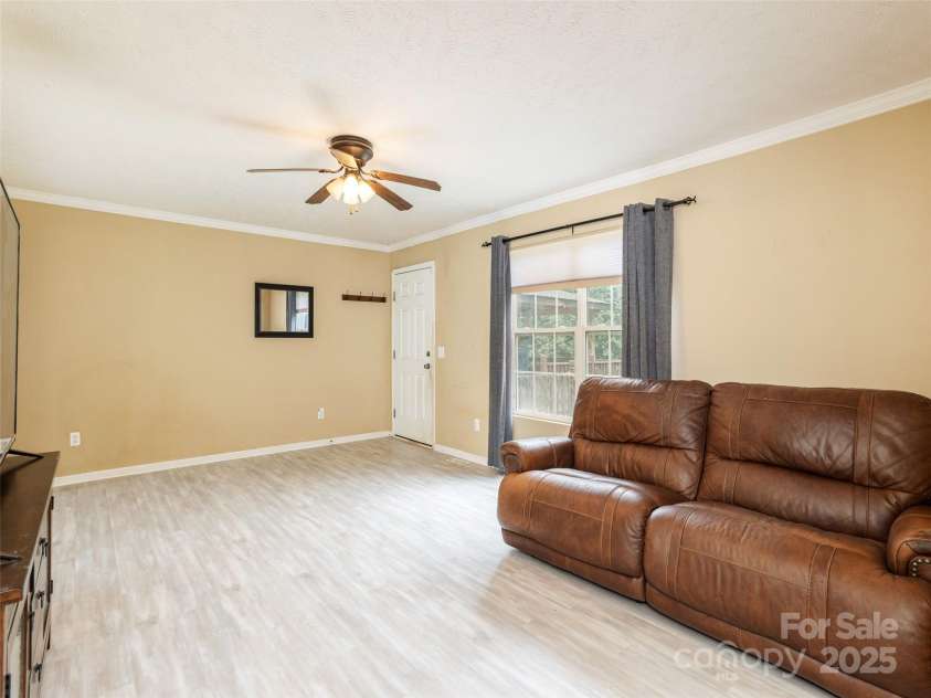 15 Starling Way, Hendersonville, NC 28792.  MLS# CAR4289401, YatesRealty ID 34799. 