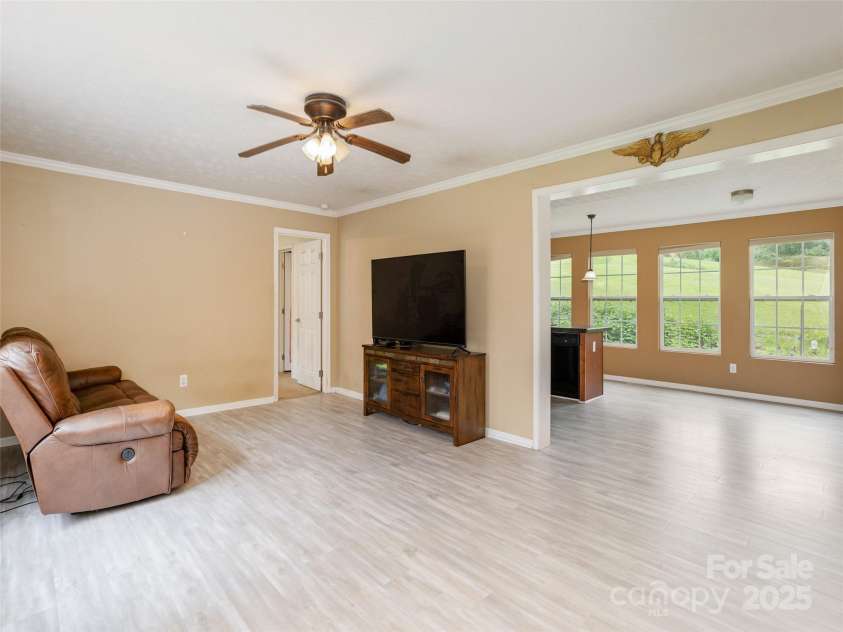 15 Starling Way, Hendersonville, NC 28792.  MLS# CAR4289401, YatesRealty ID 34799. 