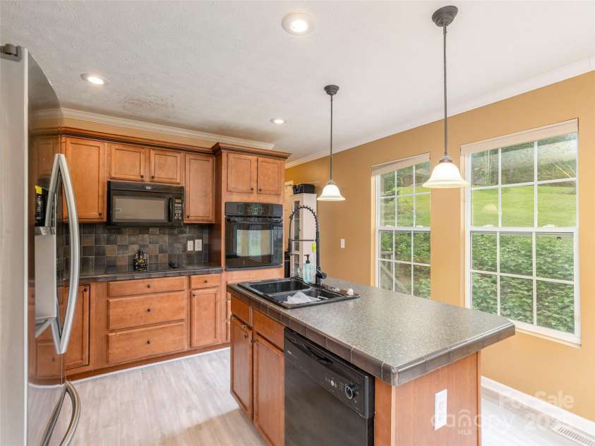 15 Starling Way, Hendersonville, NC 28792.  MLS# CAR4289401, YatesRealty ID 34799. 