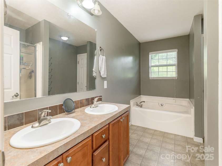 15 Starling Way, Hendersonville, NC 28792.  MLS# CAR4289401, YatesRealty ID 34799. 