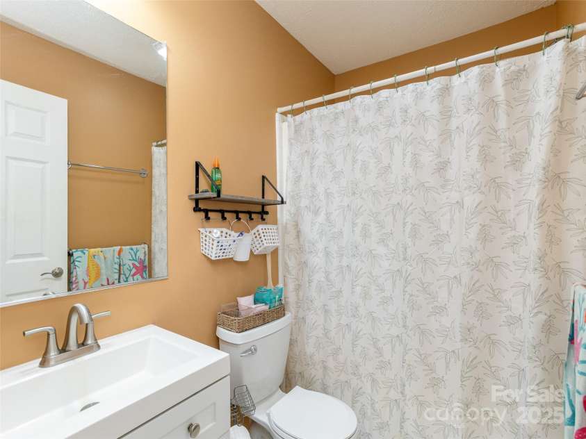 15 Starling Way, Hendersonville, NC 28792.  MLS# CAR4289401, YatesRealty ID 34799. 