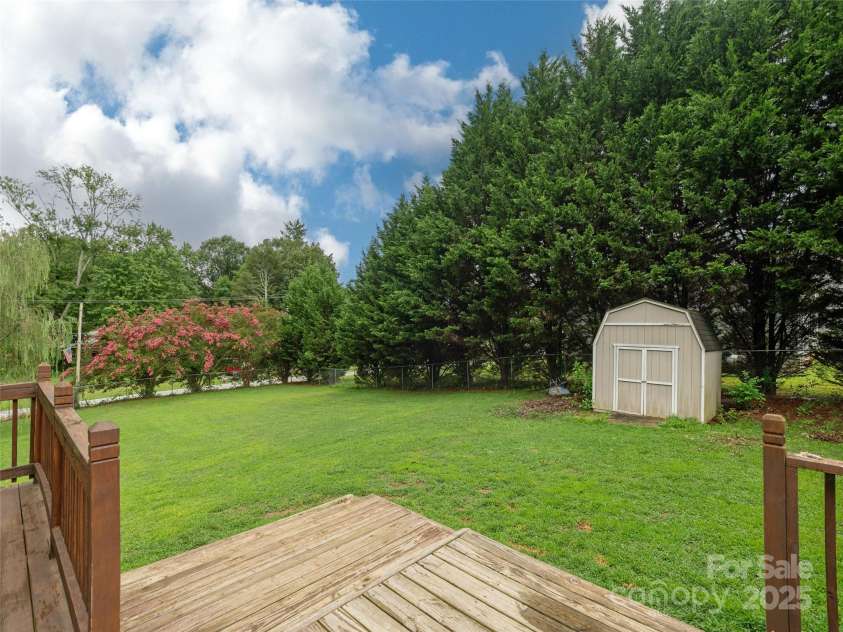 15 Starling Way, Hendersonville, NC 28792.  MLS# CAR4289401, YatesRealty ID 34799. 
