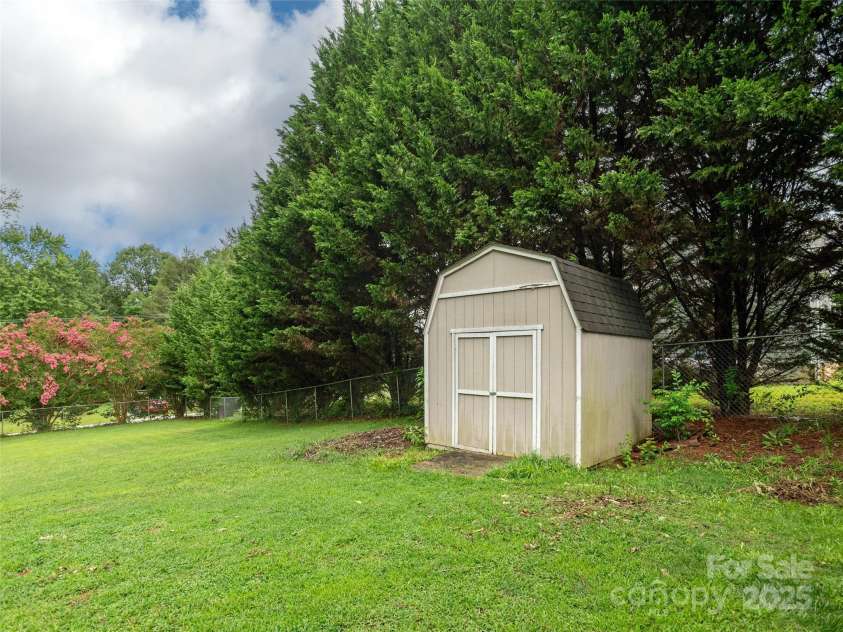 15 Starling Way, Hendersonville, NC 28792.  MLS# CAR4289401, YatesRealty ID 34799. 