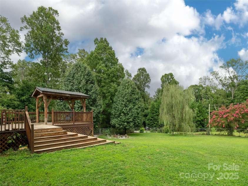 15 Starling Way, Hendersonville, NC 28792.  MLS# CAR4289401, YatesRealty ID 34799. 
