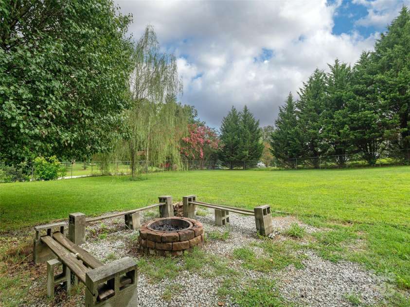 15 Starling Way, Hendersonville, NC 28792.  MLS# CAR4289401, YatesRealty ID 34799. 