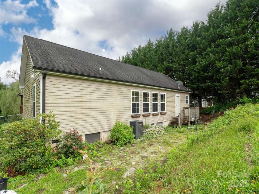 15 Starling Way, Hendersonville, NC 28792.  MLS# CAR4289401, YatesRealty ID 34799. 