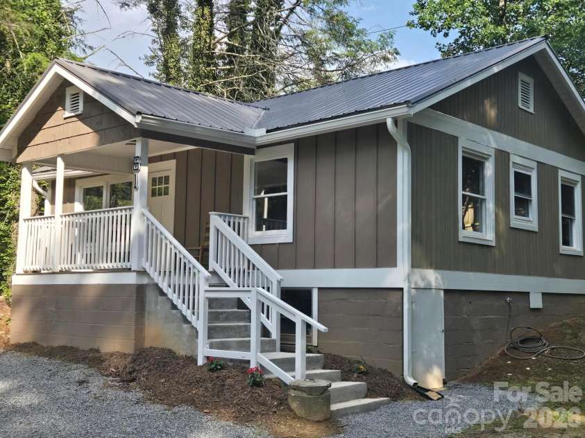 61 Wright Lane, Brevard, NC 28712.  MLS# CAR4400162, YatesRealty ID 34799. 