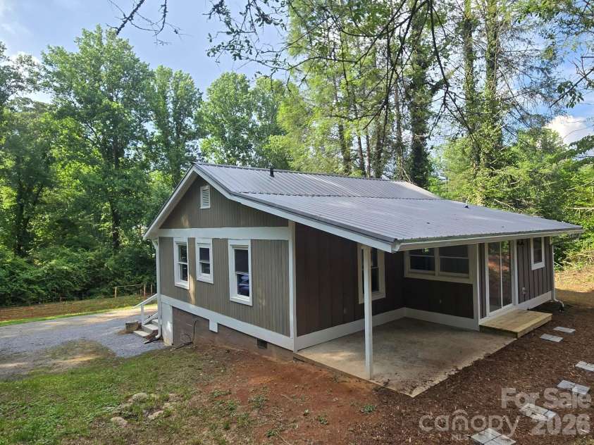 61 Wright Lane, Brevard, NC 28712.  MLS# CAR4400162, YatesRealty ID 34799. 