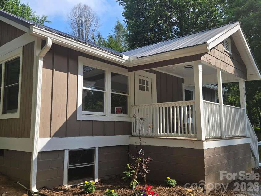 61 Wright Lane, Brevard, NC 28712.  MLS# CAR4400162, YatesRealty ID 34799. 